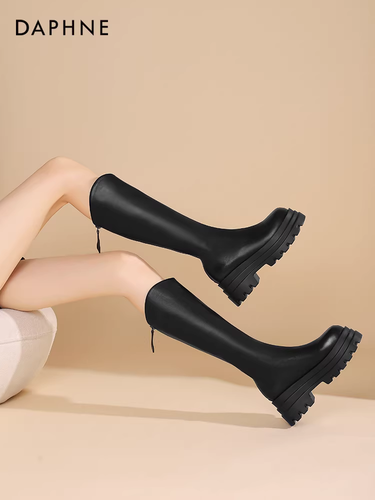 Giày bốt cao cổ Daphne kiểu V mùa thu đông 2025 đế dày phong cách cổ điển kiểu hiệp sĩ bốt cao cổ nữ
