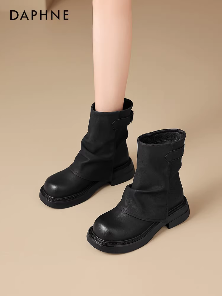 Giày bốt ngắn màu đen Daphne dành cho nữ, giày bốt đế dày lót lông cừu mùa đông, kiểu dáng mới 2025, kiểu dáng ống quần xếp tầng, kiểu Anh, kiểu Martin.