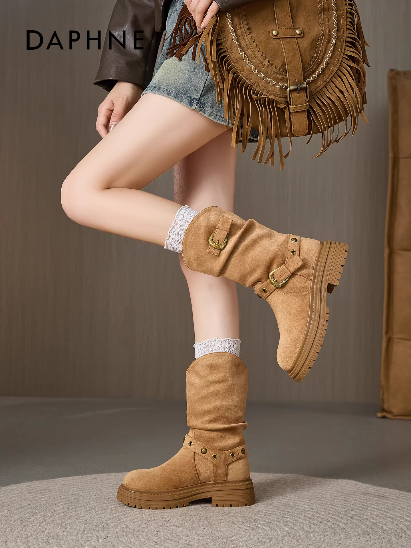 Giày bốt ngắn da lộn Daphne dành cho nữ, kiểu mới thu đông 2025, phối cùng chân váy, đế dày tăng chiều cao, kiểu dáng cổ điển, thoải mái.