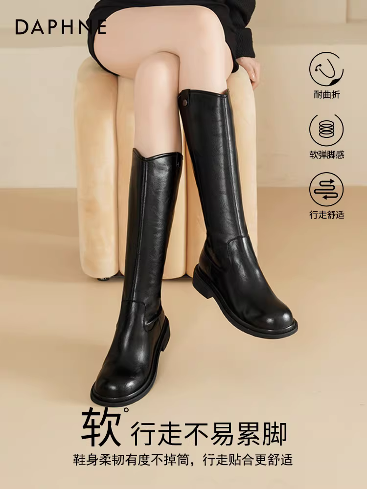 Giày bốt cao cổ Daphne kiểu V dành cho nữ, mẫu mới thu đông 2025, màu nâu, kiểu cổ điển, phong cách cưỡi ngựa