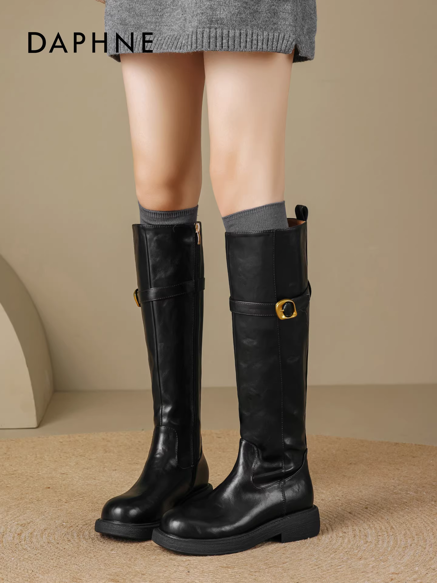 Giày bốt cao cổ đen Daphne dành cho nữ, mẫu mới thu 2025, có khóa thắt lưng, kiểu dáng ôm sát, kiểu dáng cưỡi ngựa