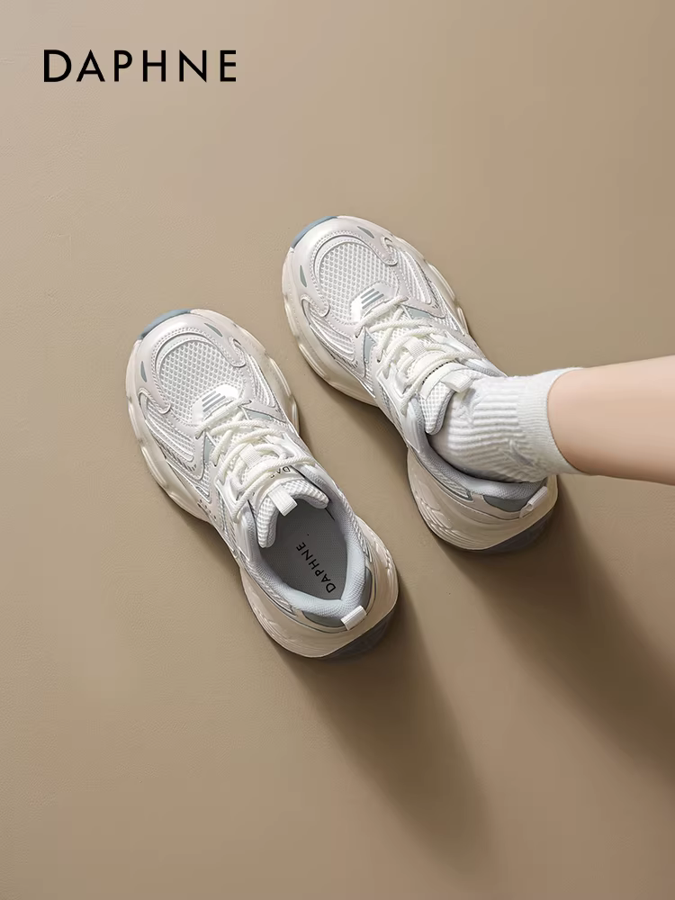Giày thể thao nữ Daphne kiểu dáng thời trang, mẫu mới thu đông 2025, nhẹ, màu trắng, đế dày, tăng chiều cao, phong cách thể thao, năng động.