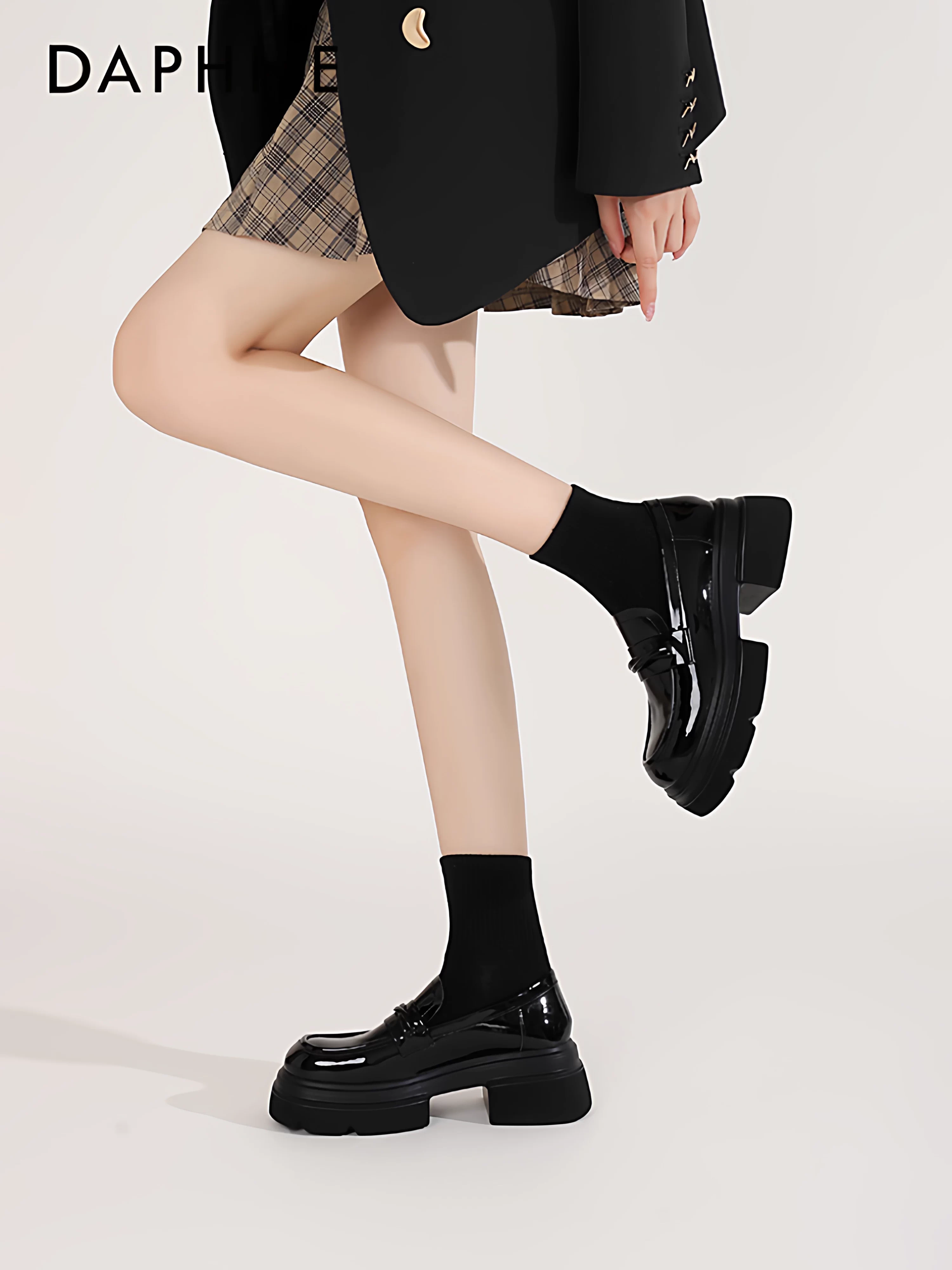 Giày lười đế dày Daphne nữ mùa đông 2025 kiểu mới màu đen chất liệu da phong cách Anh Quốc kiểu lười