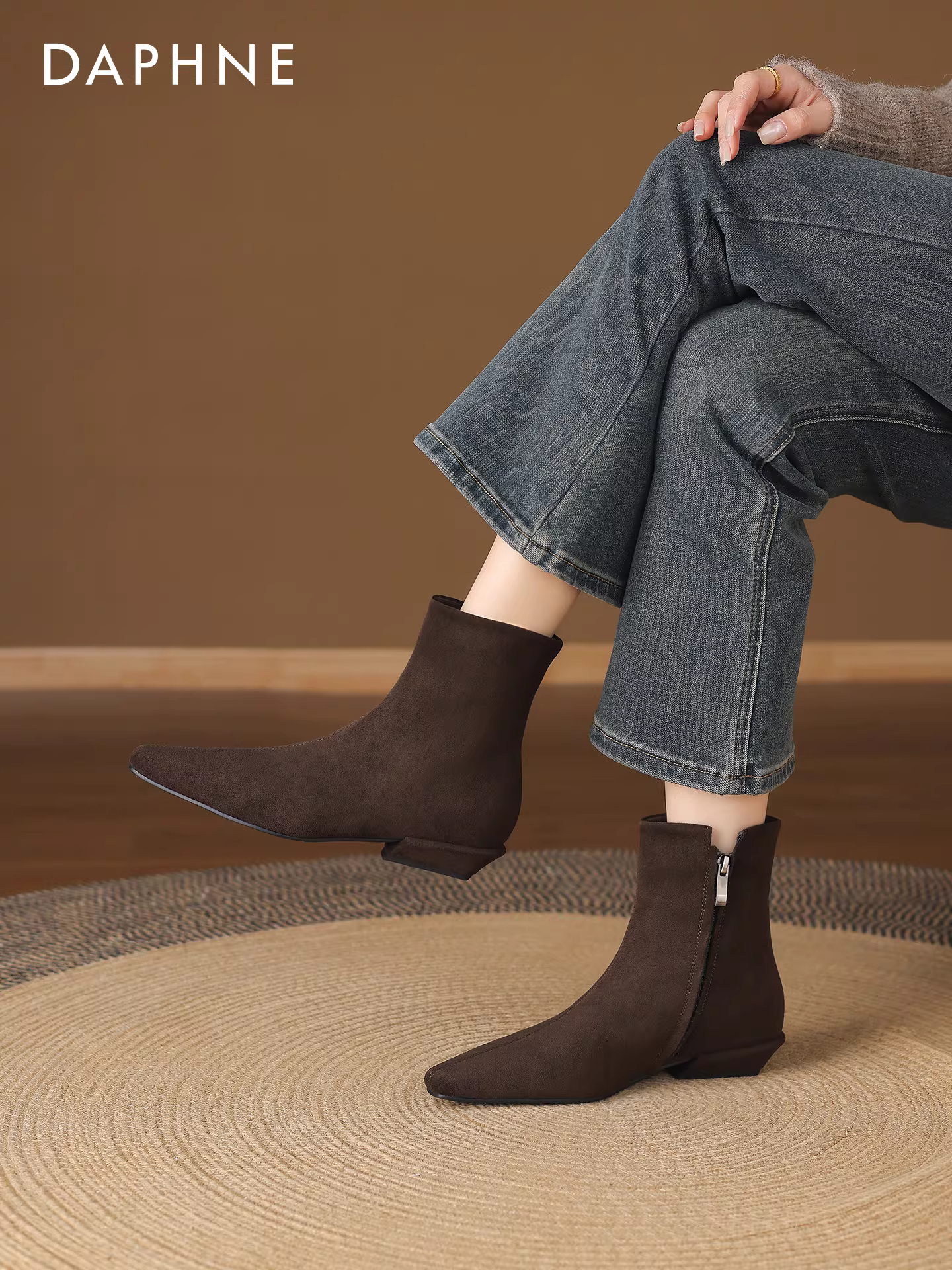 Giày bốt mũi nhọn ngắn Daphne dành cho nữ, mẫu mới mùa đông 2025, kiểu dáng ôm sát, lót lông mềm mại, chất liệu da lộn, kiểu Martin, kiểu vớ co giãn.