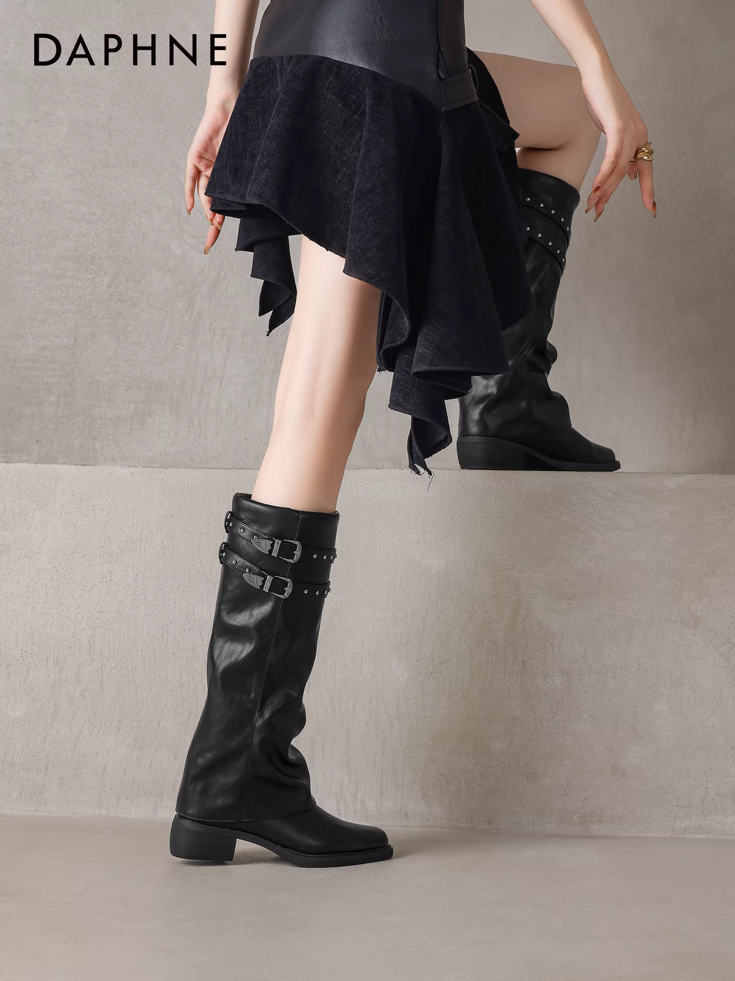 Giày bốt dài đen Daphne dành cho nữ, kiểu mới mùa đông 2025, phong cách Anh, kiểu quần ống rộng, đính đinh tán, mũi nhọn.