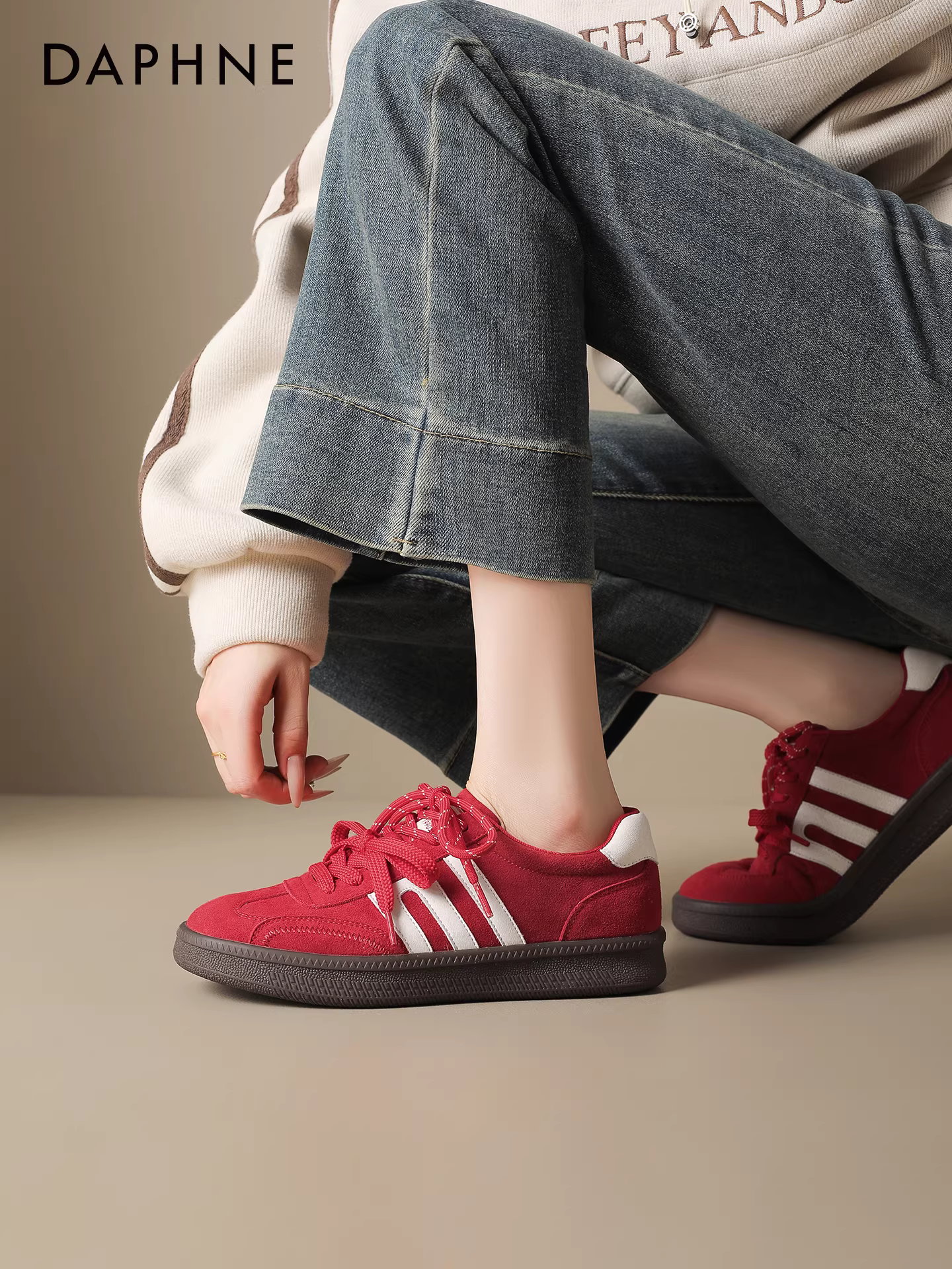 Giày thể thao Daphne màu đỏ dành cho nữ, giày mùa thu đông, giày thể thao kiểu mới 2025, giày thể thao đế dày đa năng phong cách retro.