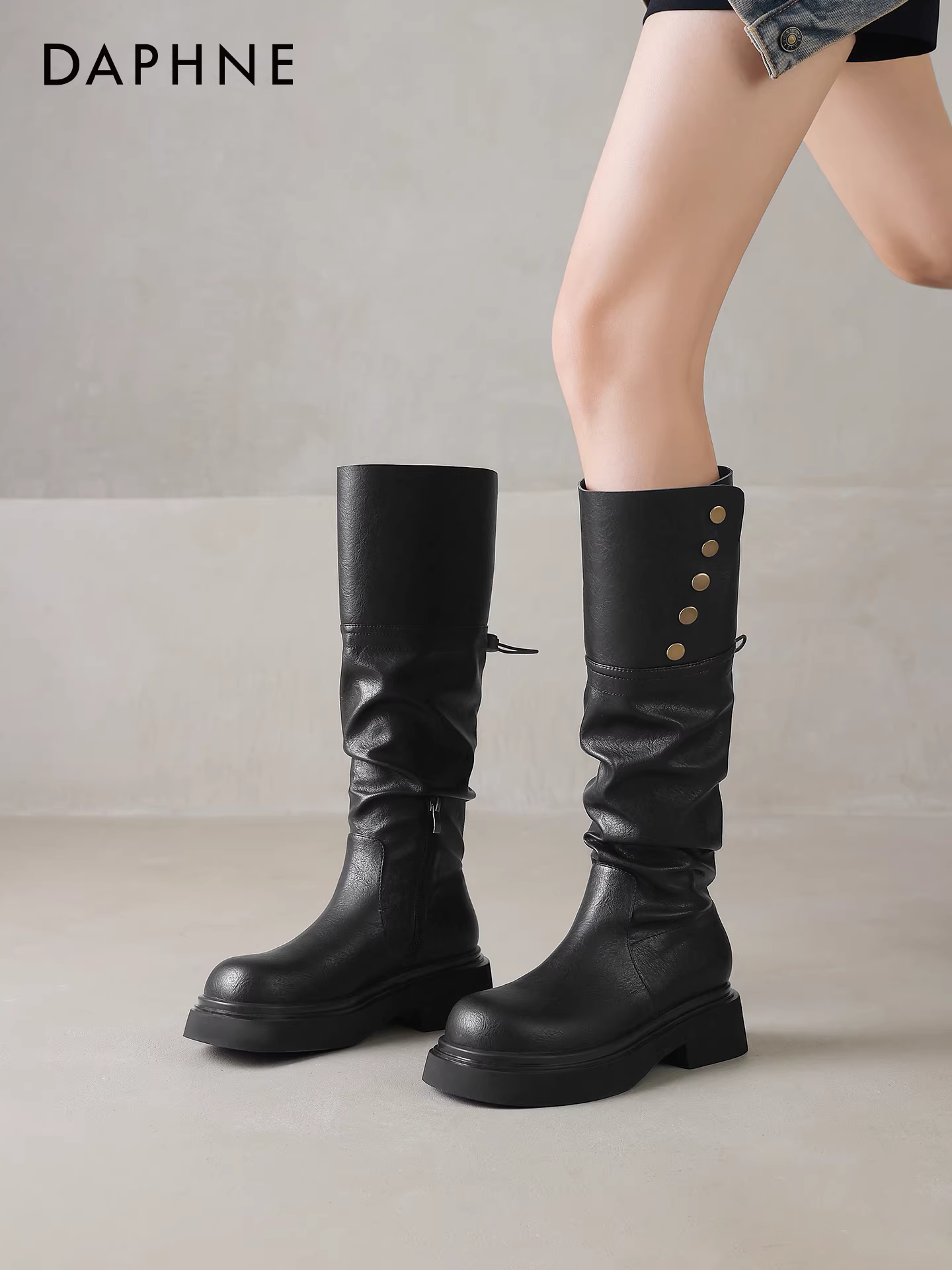 Giày bốt cao cổ đế dày màu đen Daphne dành cho nữ, mẫu mới thu đông 2025, phong cách Anh, kiểu dáng xếp ly, giày bốt dài đi cưỡi ngựa