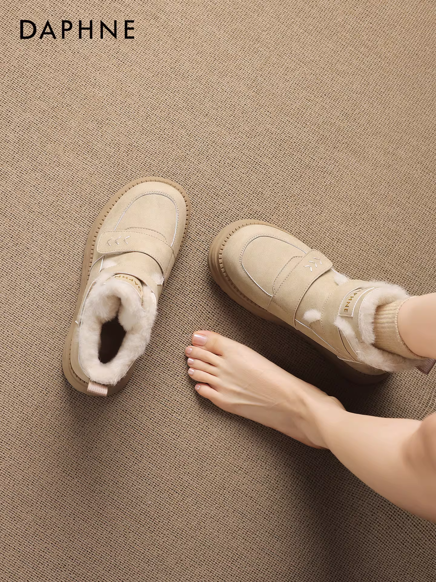 Giày bốt tuyết Daphne dành cho nữ mùa đông 2025, kiểu ngắn, đế dày, lót lông cừu, giữ ấm, chất liệu cotton, chống thấm nước, chống trơn trượt.
