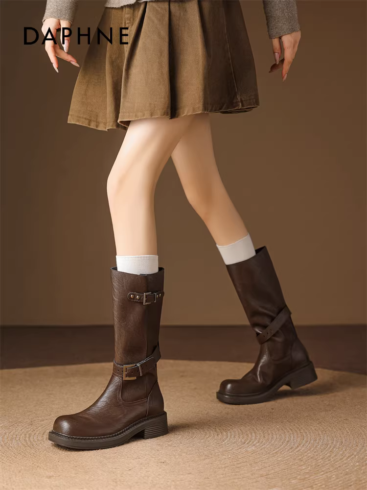 Giày bốt cao đến giữa bắp chân Daphne dành cho nữ 2025, kiểu dáng rất thời trang mùa thu đông, kiểu cổ điển màu nâu với khóa thắt lưng, kiểu bốt cưỡi ngựa.