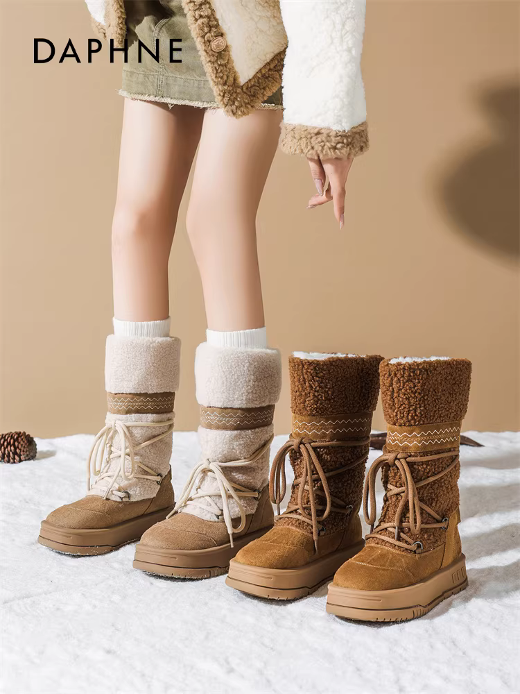 Giày bốt nữ Daphne cao cổ mùa đông 2025 mới, đế dày, lót lông cừu, chất liệu cotton mềm mại, kiểu dáng cao cổ