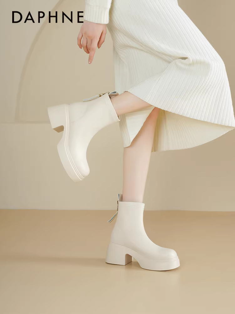Giày bốt cao gót ngắn Daphne dành cho nữ 2025, mẫu mới mùa thu, đế dày, kiểu Martin, màu trắng, tăng chiều cao, chất liệu thun ôm chân.