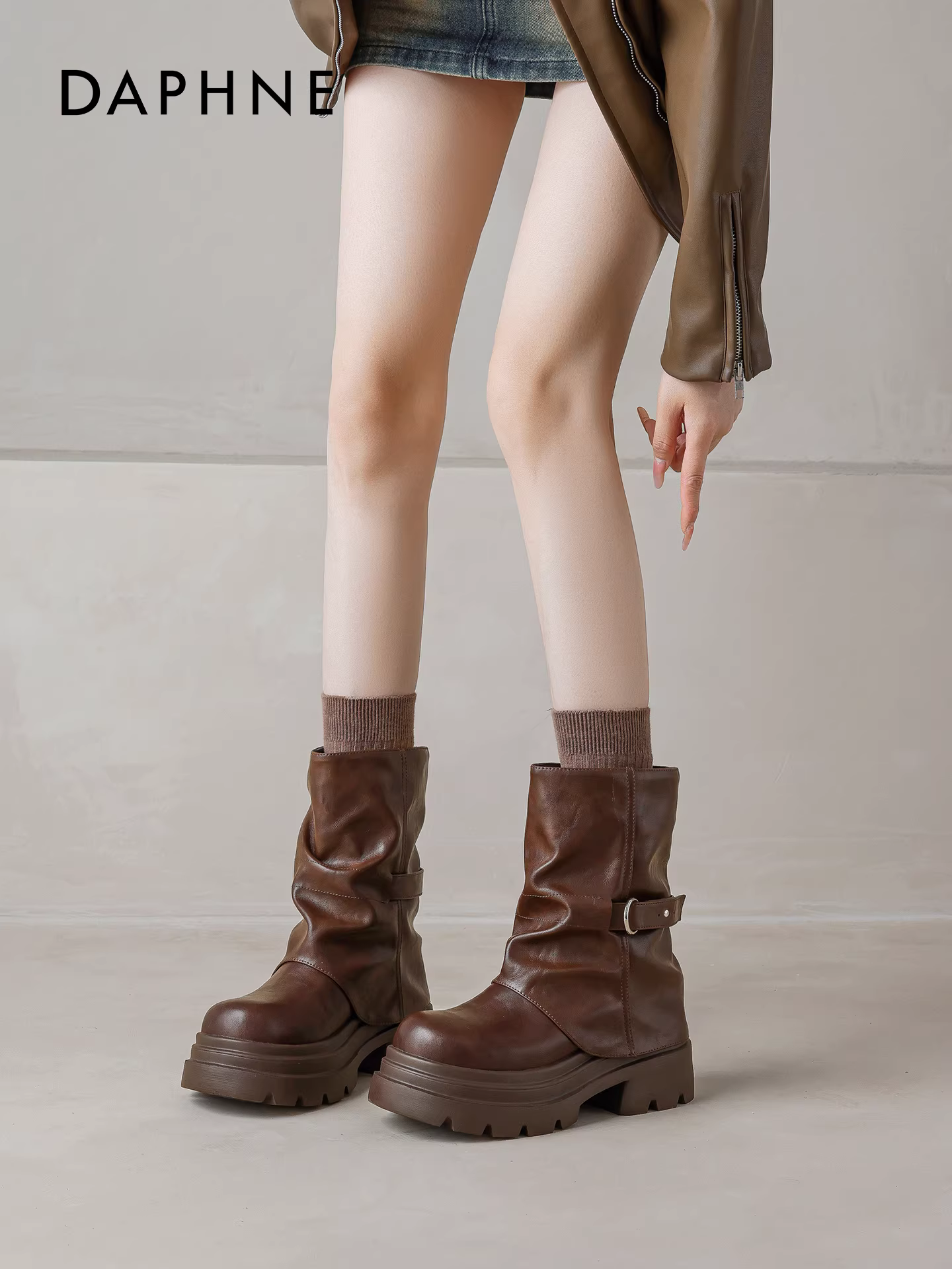 Giày bốt Daphne kiểu ngắn dành cho nữ, mẫu mới mùa đông 2025, rất hấp dẫn, phong cách Anh, kiểu xếp ly, màu nâu, đế dày.