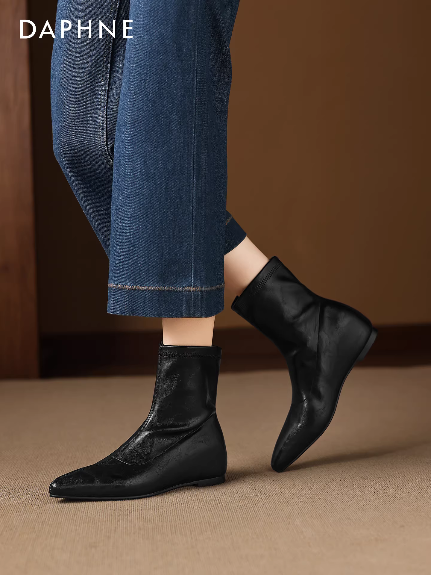 Giày bốt cổ thấp màu đen Daphne dành cho nữ, kiểu mới mùa đông 2025, lót lông cừu, mũi nhọn, kiểu dáng ôm sát, tăng chiều cao ẩn, kiểu Martin dành cho nữ.