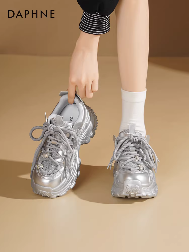 Giày thể thao đế dày Daphne dành cho nữ 2025, mẫu mới thu đông, đa năng, màu bạc, tăng chiều cao, giày thể thao thường ngày cho nữ