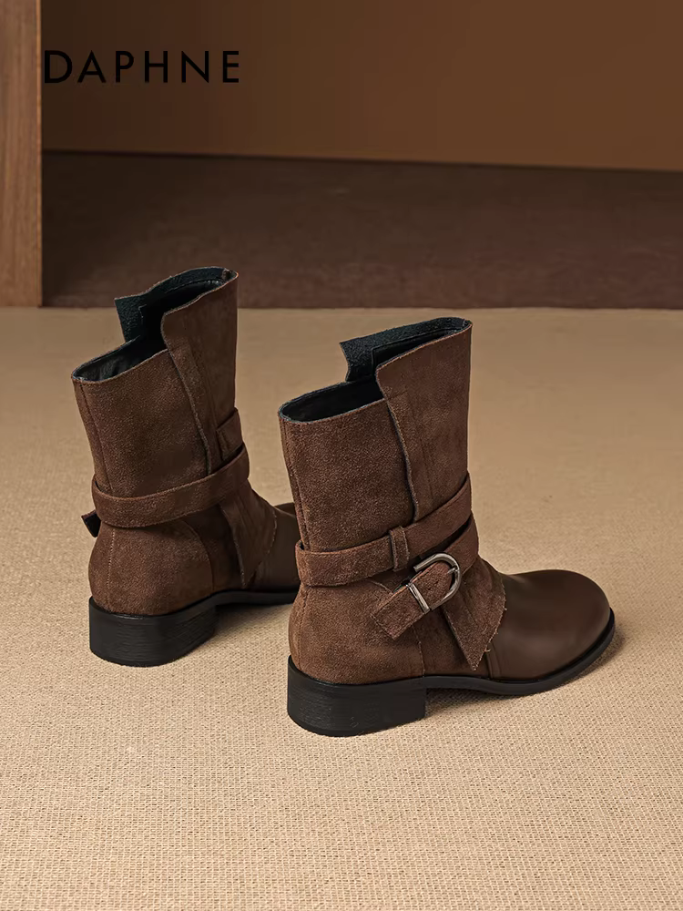Giày bốt ngắn màu nâu Daphne dành cho nữ, mẫu mới thu đông 2025, kiểu cổ điển, phong cách cao bồi miền Tây, kiểu xếp lớp, đế dày, kiểu Martin.