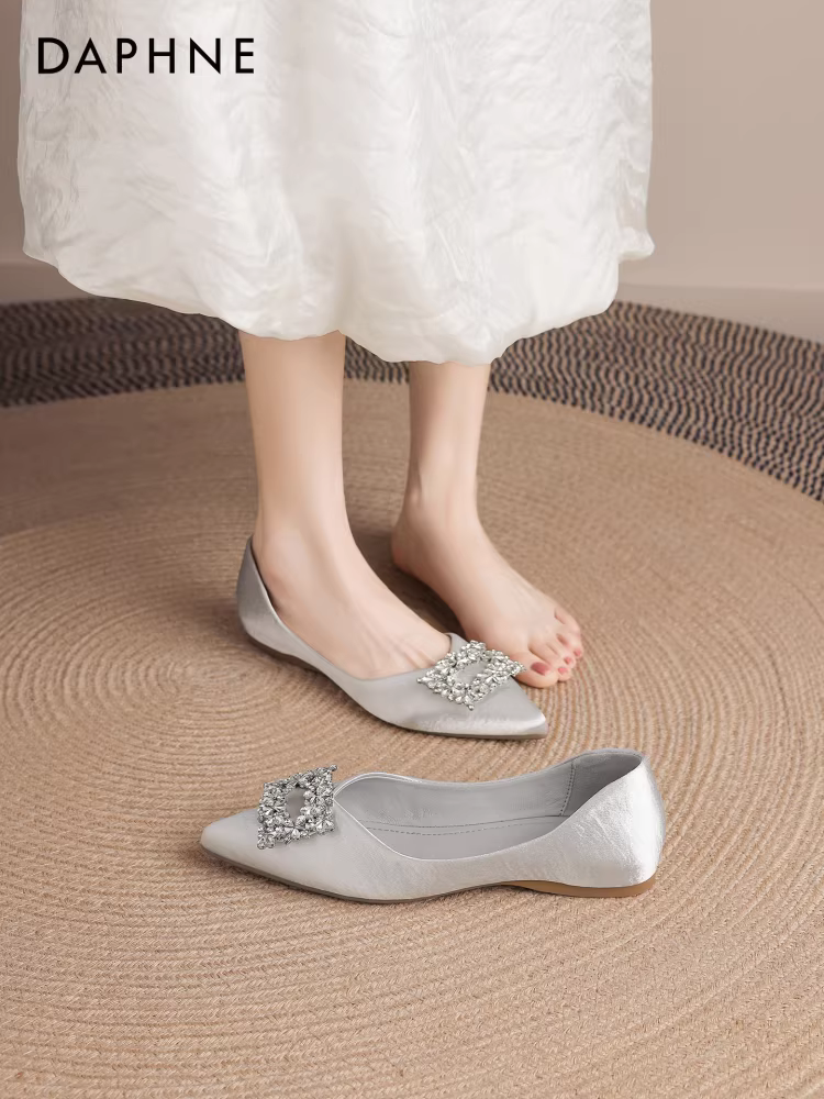 Giày nữ mũi nhọn kiểu Pháp Daphne chất liệu satin, mẫu mới 2025 đính đá lấp lánh, giày nữ mùa thu, giày bệt kiểu tiên nữ.