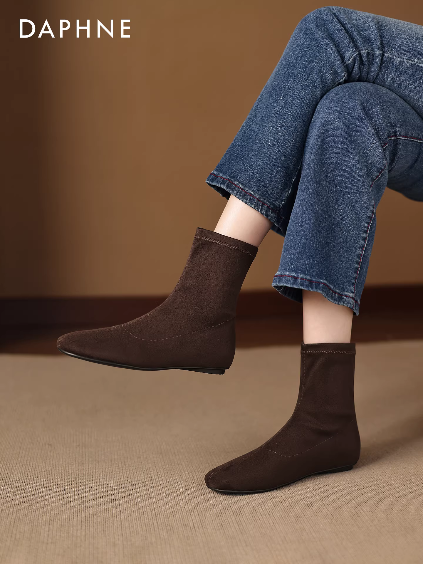 Giày bốt ngắn da lộn Daphne Brown Slim 2025 Giày bốt nữ mùa thu đông mới co giãn Giày bốt nữ Plus nhung tất