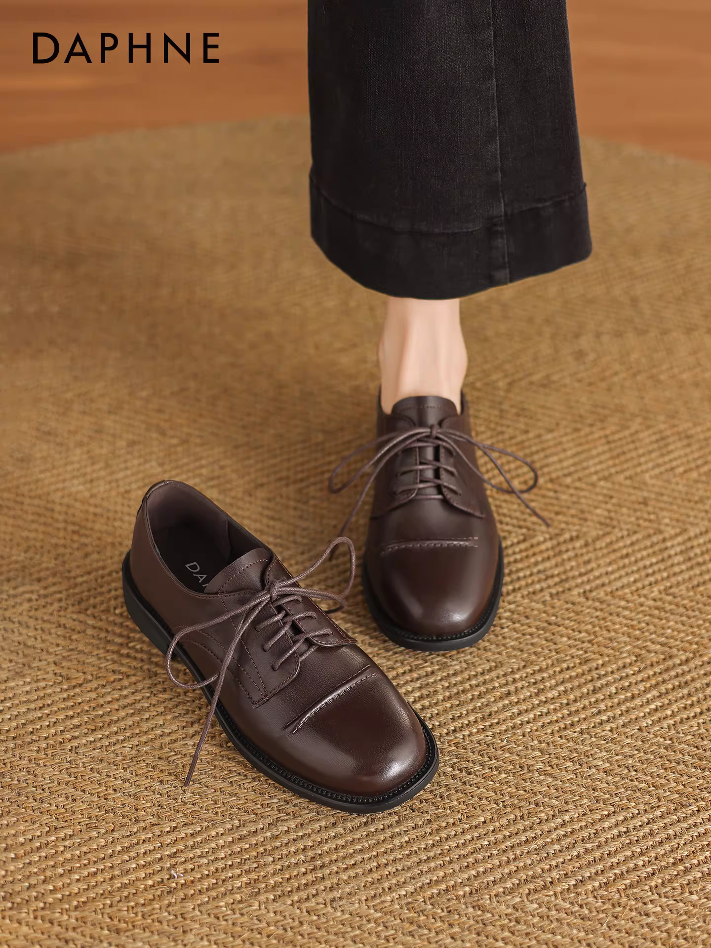 Giày nữ Daphne da nâu kiểu brogue buộc dây, mẫu mới thu 2025, phong cách Anh, kiểu lười, đế thấp, giày đơn.