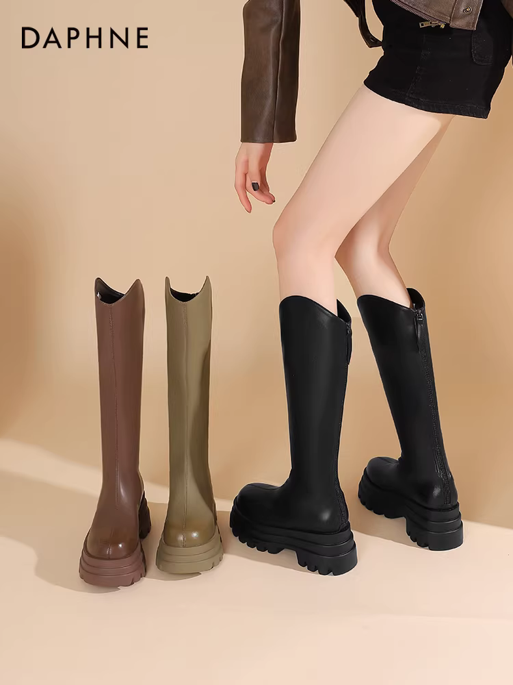 Giày bốt cao cổ Daphne kiểu V mùa thu đông 2025 đế dày phong cách cổ điển kiểu hiệp sĩ bốt cao cổ nữ