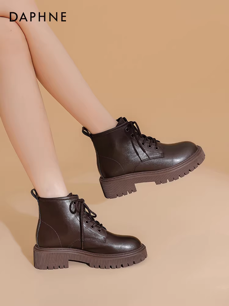 Giày bốt Martin đế dày Daphne dành cho nữ 2024, mẫu mới thu đông, đa năng, màu nâu, kiểu Anh, giày bốt ngắn nữ đang thịnh hành