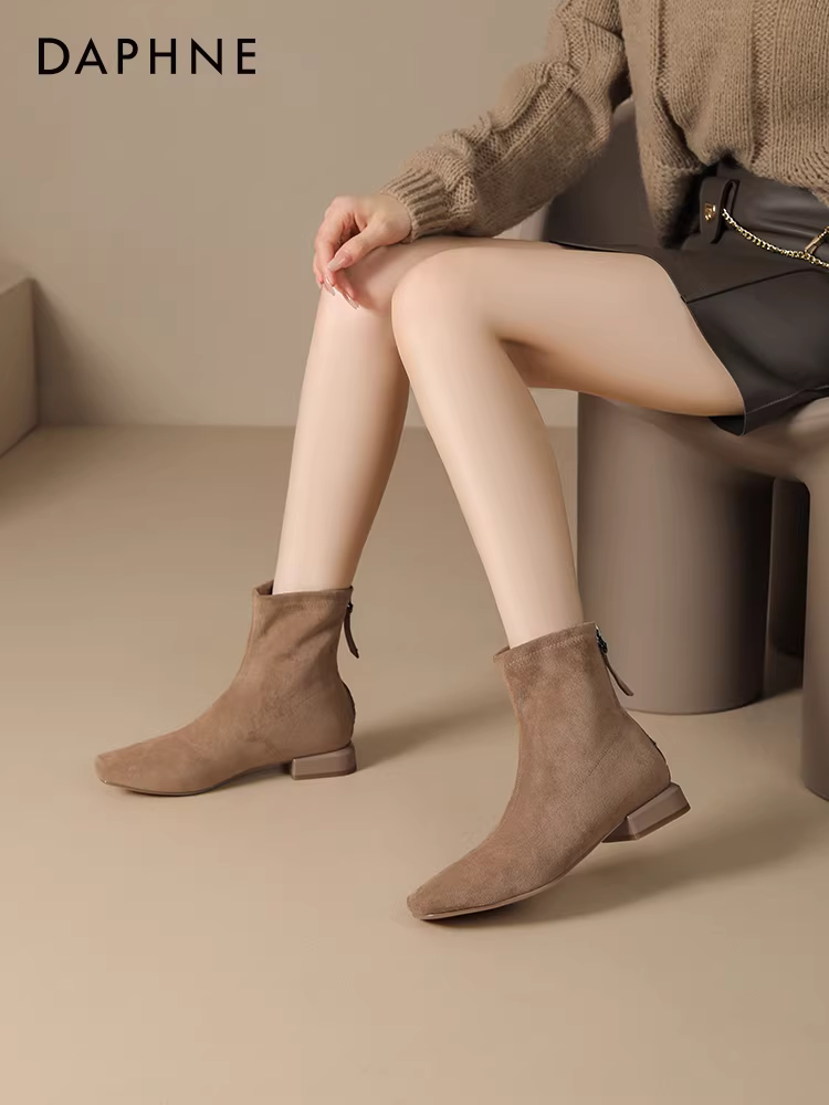 Giày bốt ngắn Daphne kiểu Chanel, chất liệu da lộn, đế bằng, kiểu vớ, dành cho nữ, mùa thu đông 2025.