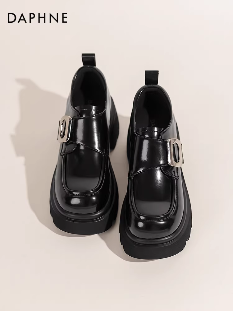 Giày lười đế dày Daphne dành cho nữ, kiểu mới thu đông 2025, giày da tăng chiều cao màu đen dành cho nữ, giày đơn giản giúp thon gọn dáng người.