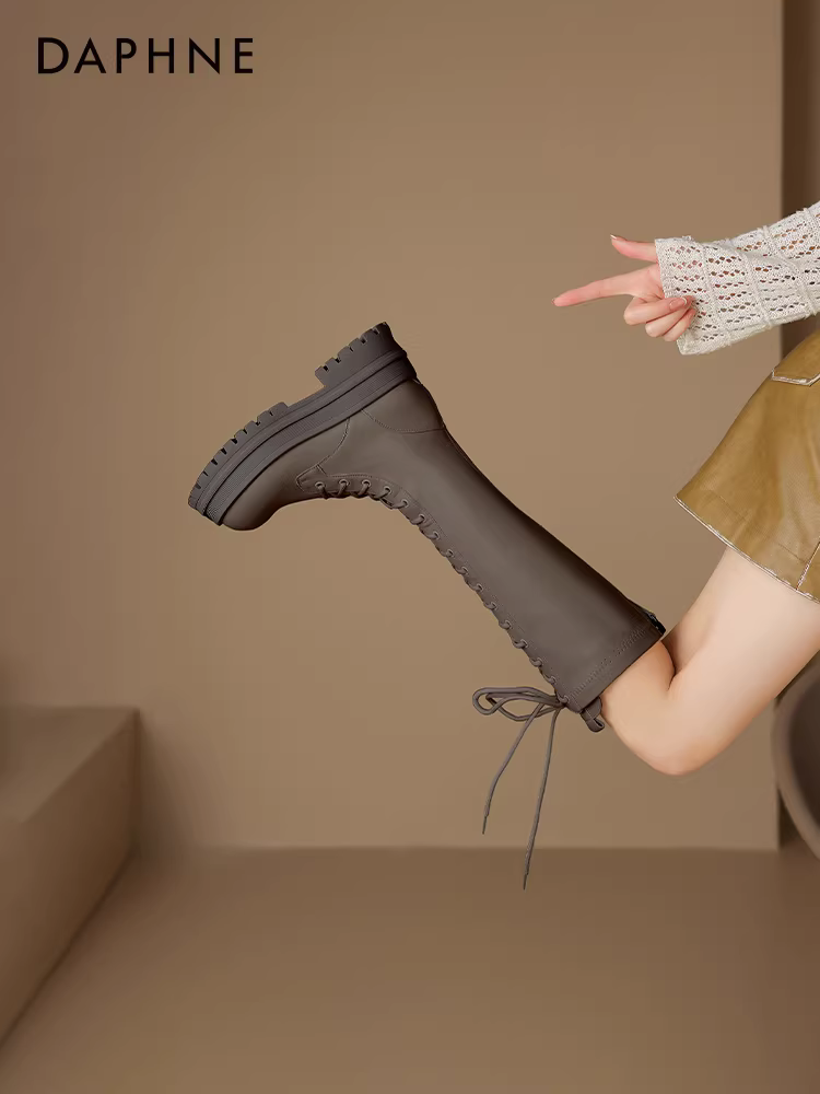 Giày bốt nữ Daphne mùa đông kiểu buộc dây cao cổ 2025 kiểu mới màu nâu kiểu lính cao cổ đế dày kiểu Martin