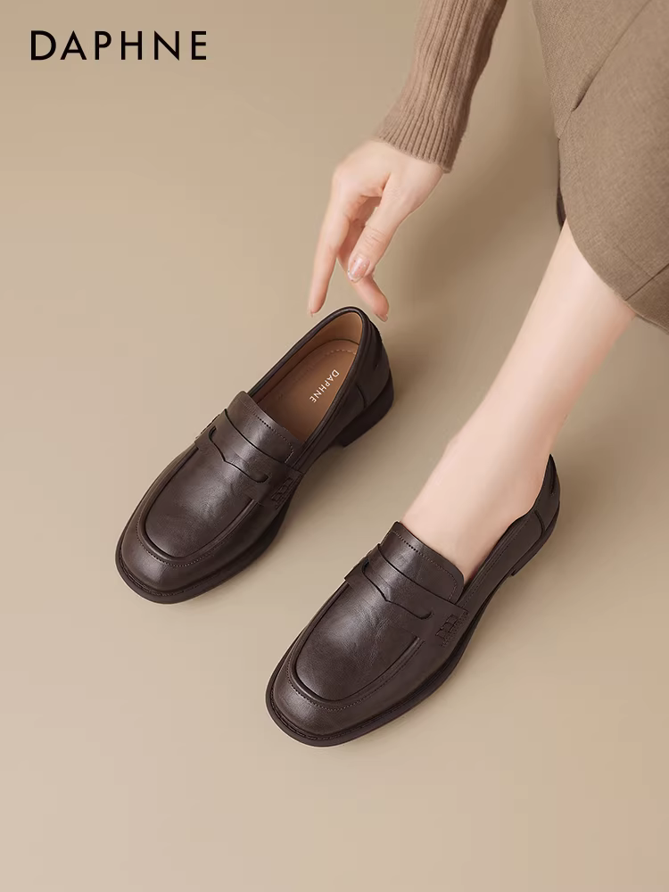 Giày lười nữ Daphne màu nâu, mẫu mới xuân thu 2025, giày bệt nữ đế mềm phong cách Anh, giày da nhỏ đi làm