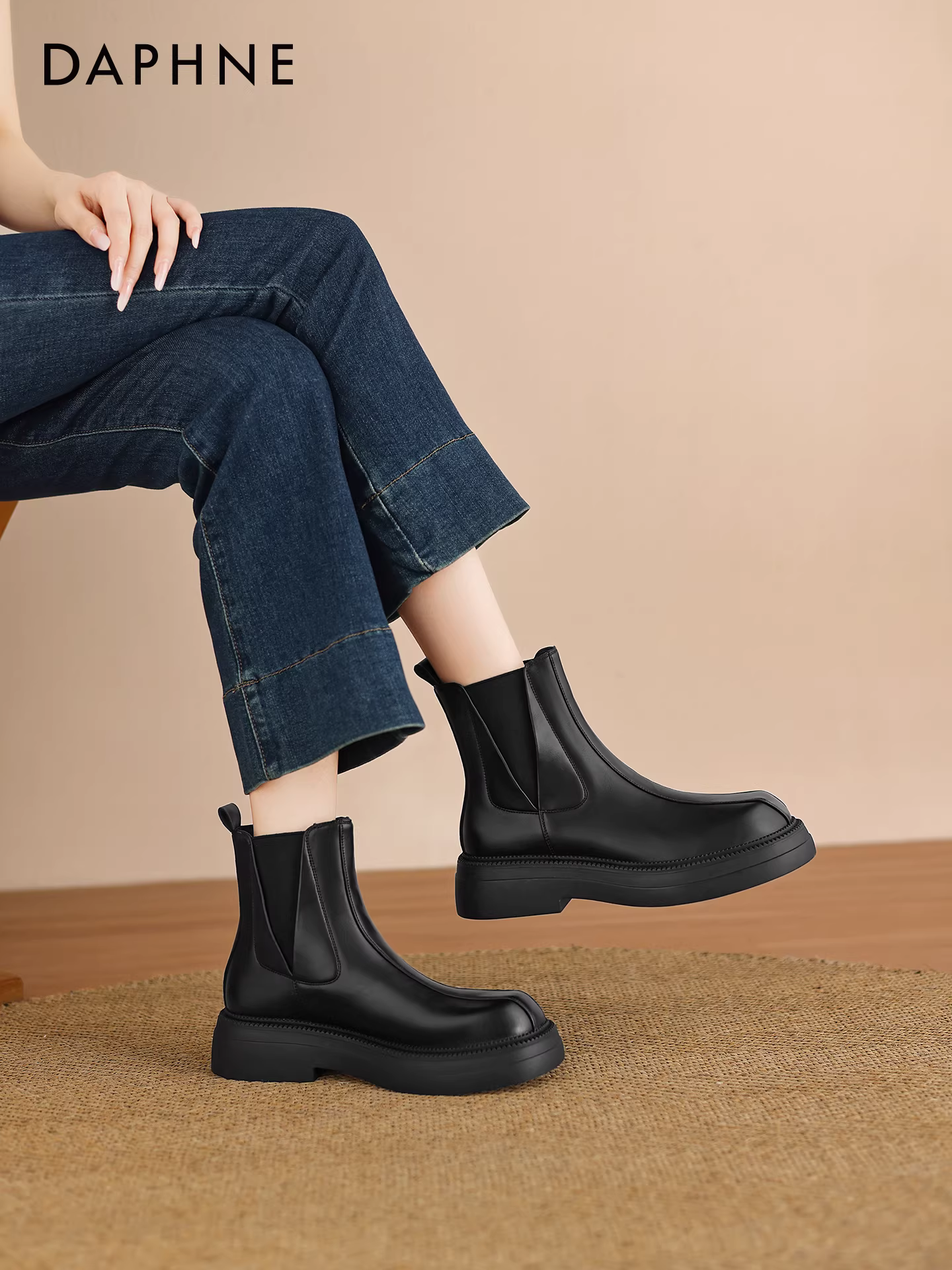 Giày bốt ngắn màu đen Daphne dành cho nữ 2025, kiểu Chelsea lót lông mùa đông mới, đế dày, chất liệu da ống khói, kiểu Martin.