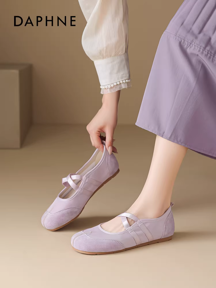 Giày Mary Jane nữ Daphne kiểu dáng mới mùa thu năm 2025, đế bằng mỏng màu tím, mũi giày xẻ tà.