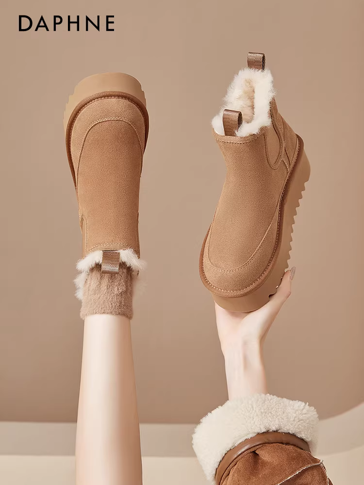 Giày bốt tuyết đế dày Daphne dành cho nữ 2025, kiểu Chelsea mới mùa đông, lót lông cừu giữ ấm, chất liệu cotton, kiểu dáng giày lười Đông Bắc