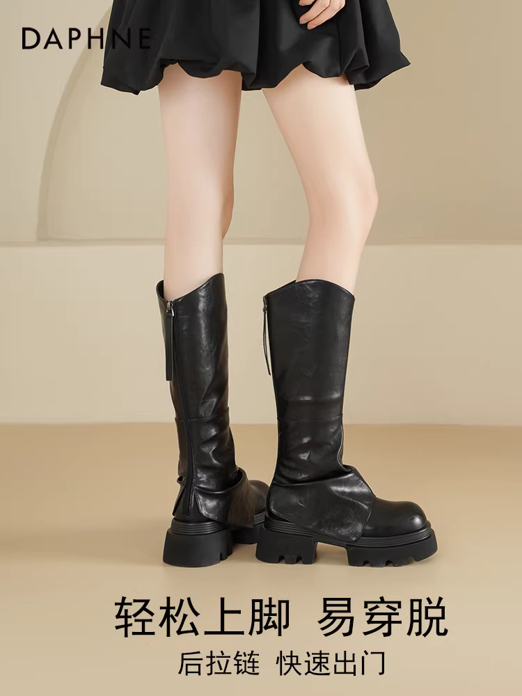 Giày bốt cao cổ đế dày Daphne dành cho nữ, mẫu mới thu đông 2025, màu đen, kiểu dáng bootcut, đế xếp tầng, phong cách cưỡi ngựa miền Tây