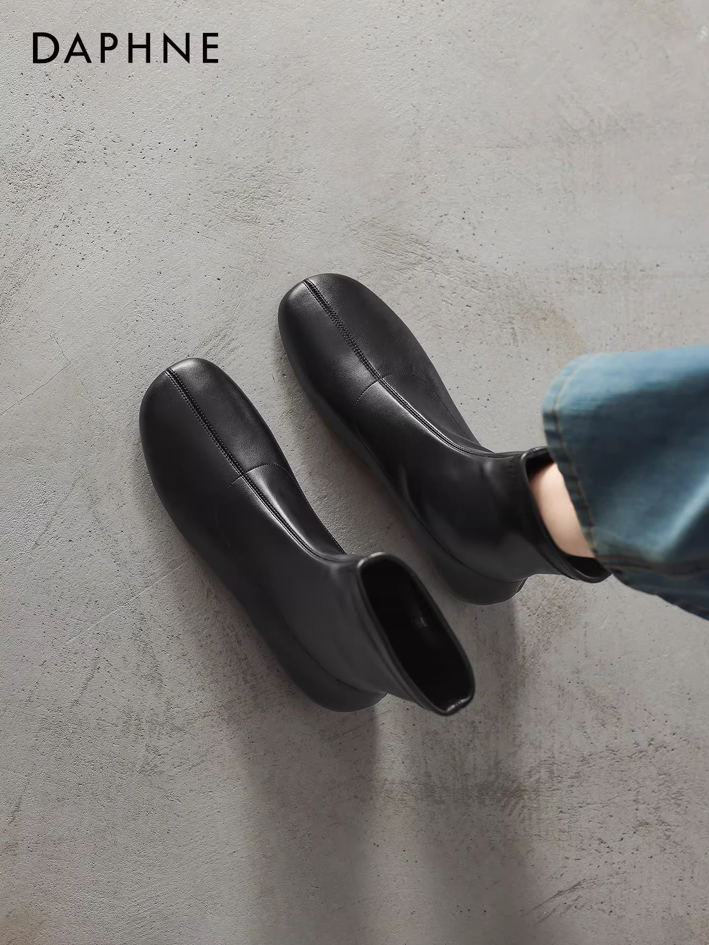 Giày bốt ngắn mũi vuông đen Daphne dành cho nữ, mẫu mới mùa đông 2025, lót lông cừu, đế bằng, kiểu dáng thon gọn, tăng chiều cao ẩn, kiểu Martin.