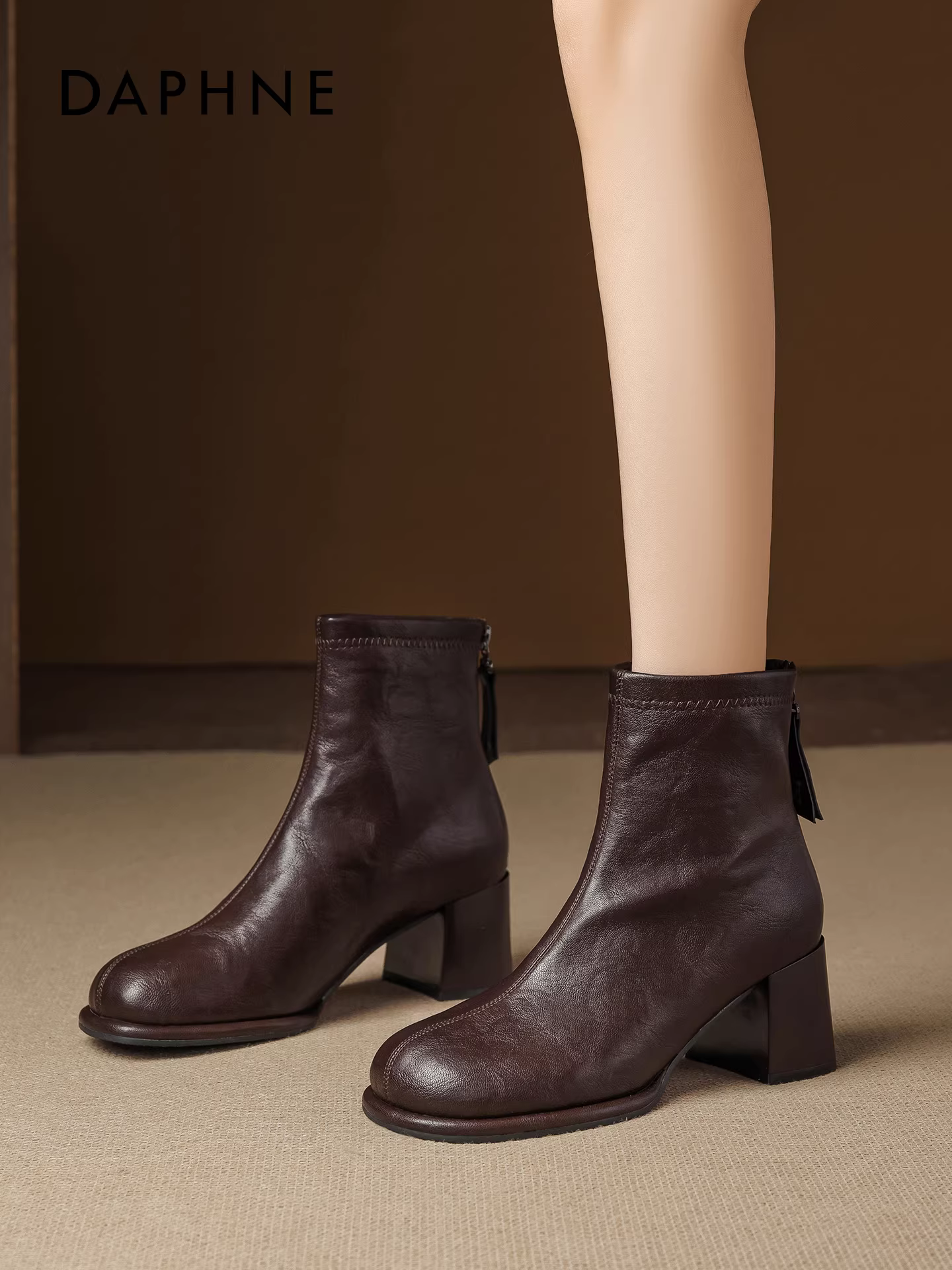 Giày bốt ngắn màu nâu Daphne dành cho nữ, mẫu mới thu đông 2025, kiểu retro, cao gót, ôm dáng, kiểu Pháp sang trọng, tăng chiều cao, chất liệu da.