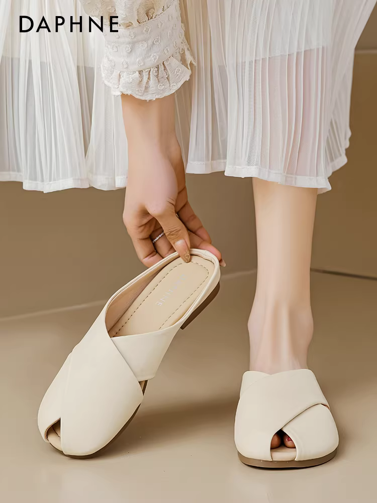 Giày dép nữ Daphne mùa hè đi ngoài trời, kiểu mới 2025, dép xỏ ngón thoải mái, đế bằng, mũi kín.