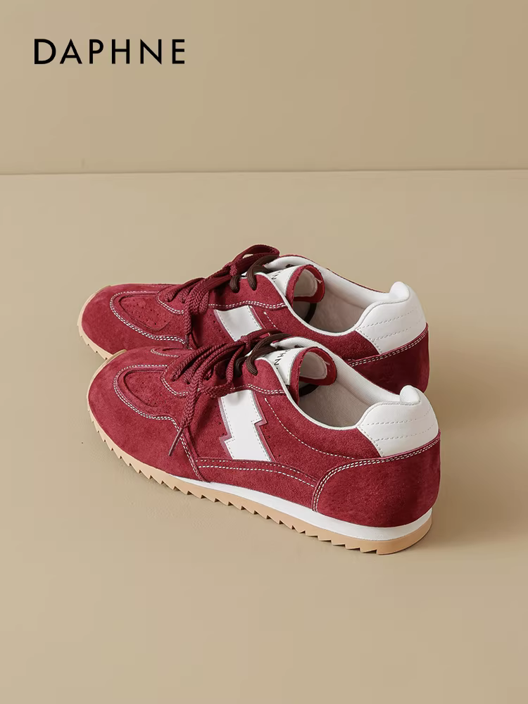Giày thể thao nữ Daphne màu đỏ kiểu dáng thời trang Đức, mẫu mới thu đông 2025, đế bằng, mỏng, phong cách retro, giày thể thao thường ngày
