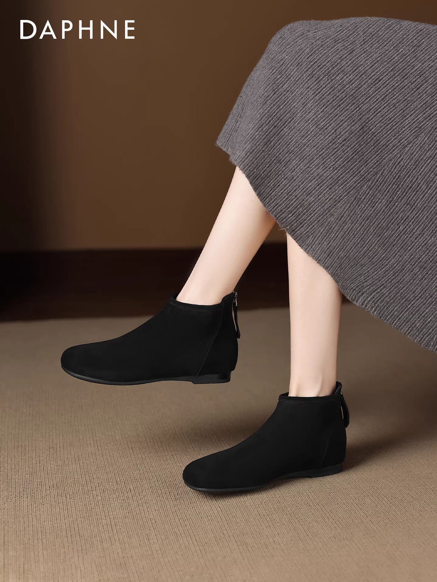 Giày bốt ngắn Daphne cashmere nữ 2025, mẫu mới mùa thu, chất liệu da lộn, đế bằng, kiểu dáng ôm sát, đế mềm, kiểu Pháp.