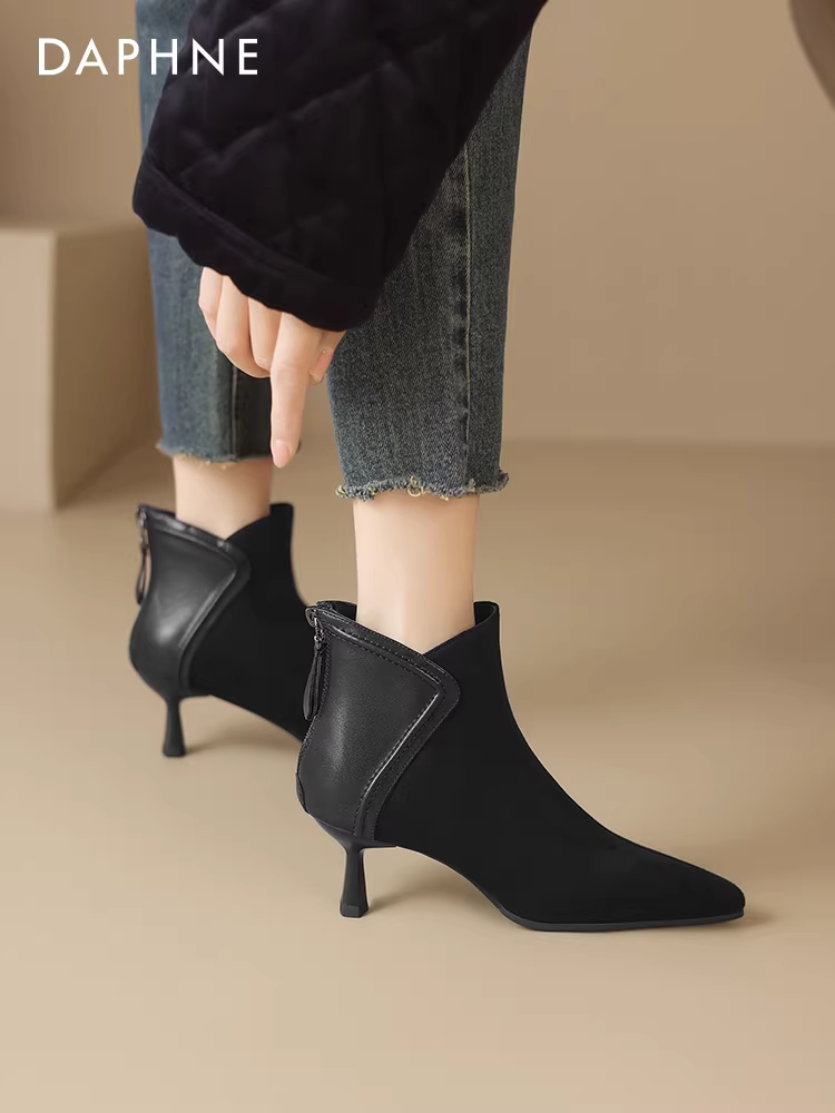 Giày bốt mũi nhọn Daphne dành cho nữ 2025, kiểu Pháp mới mùa thu đông, bốt ngắn gót nhọn, bốt cổ chân màu đen, giày mẹ dành cho nữ