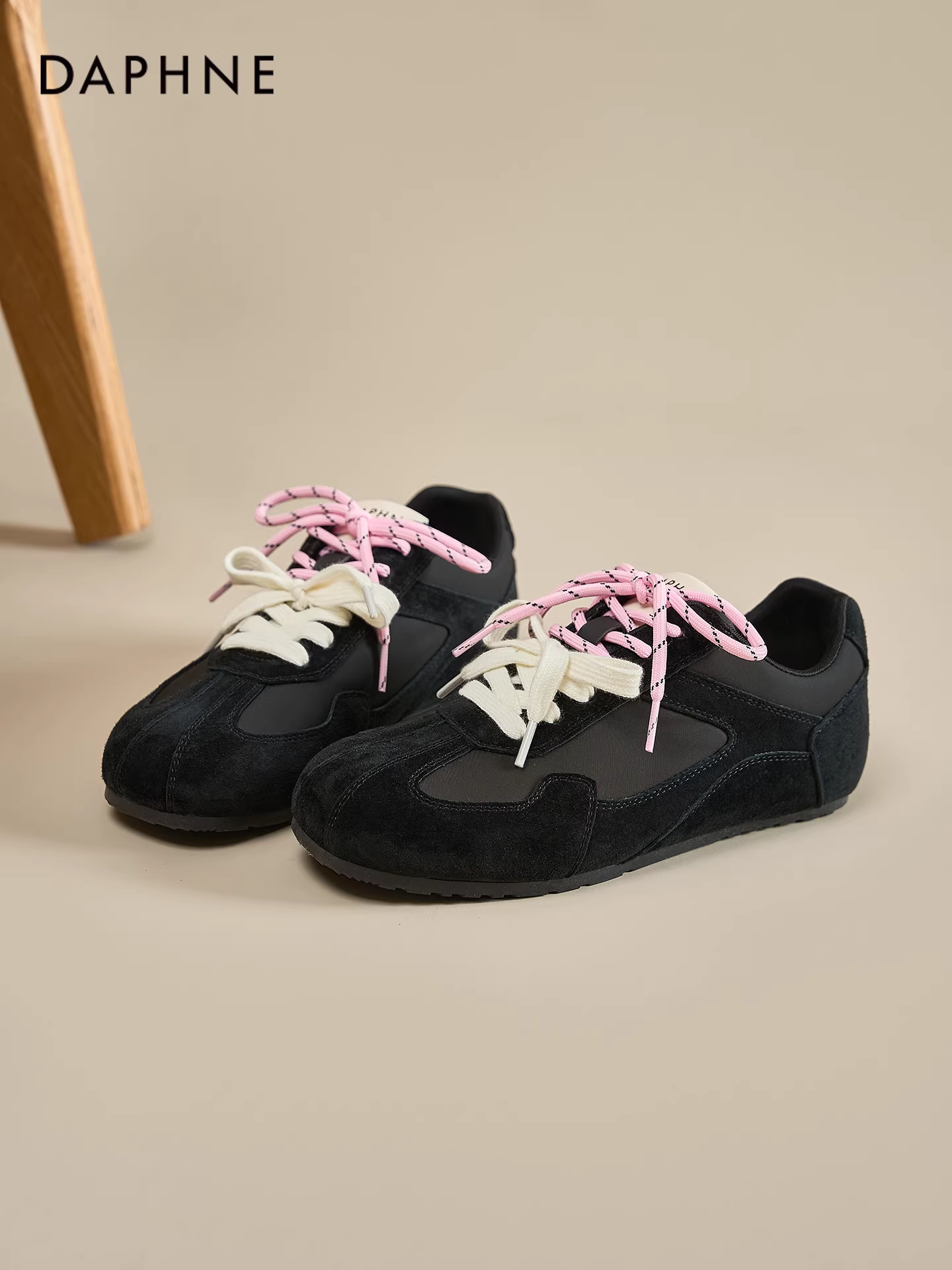 Giày tập luyện màu đen Daphne dành cho nữ, giày bệt múa ba lê mới mùa thu 2025, giày thể thao đế mỏng phong cách thường ngày.