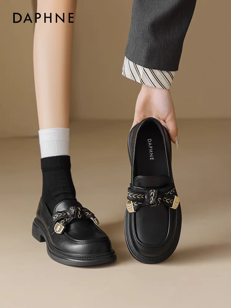 Giày da màu đen Daphne dành cho nữ mùa xuân 2026 giày đế dày mới kiểu Anh giày lười lót lông cừu phong cách Anh