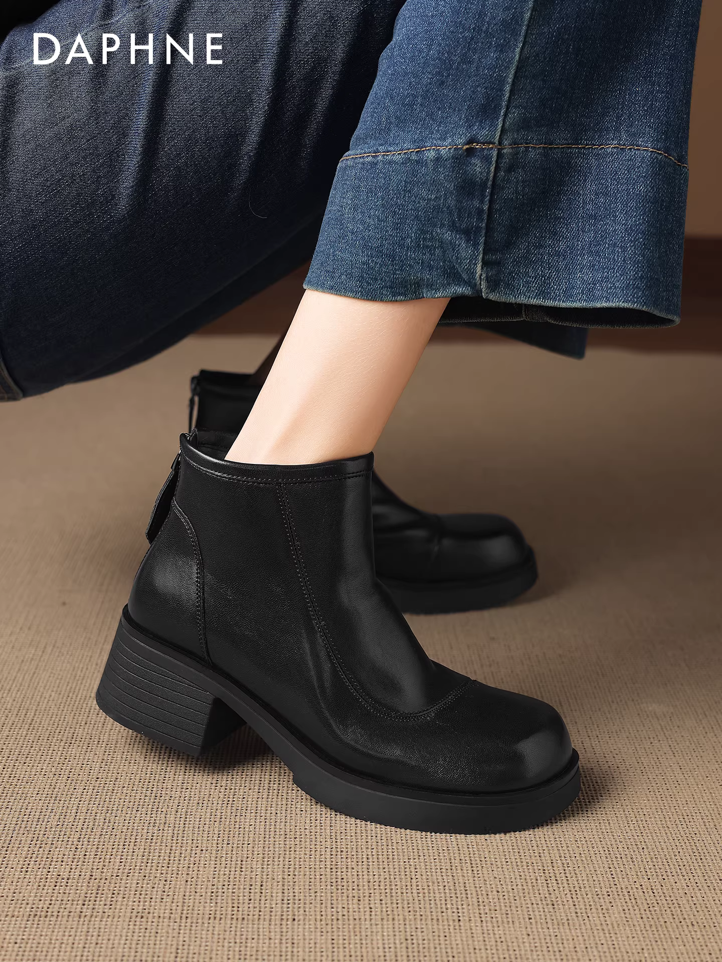 Giày bốt ngắn màu đen Daphne dành cho nữ mùa đông 2025, kiểu mới, gót cao, gót thô, kiểu Martin, lót lông giữ ấm, chất liệu da, dành cho mẹ.