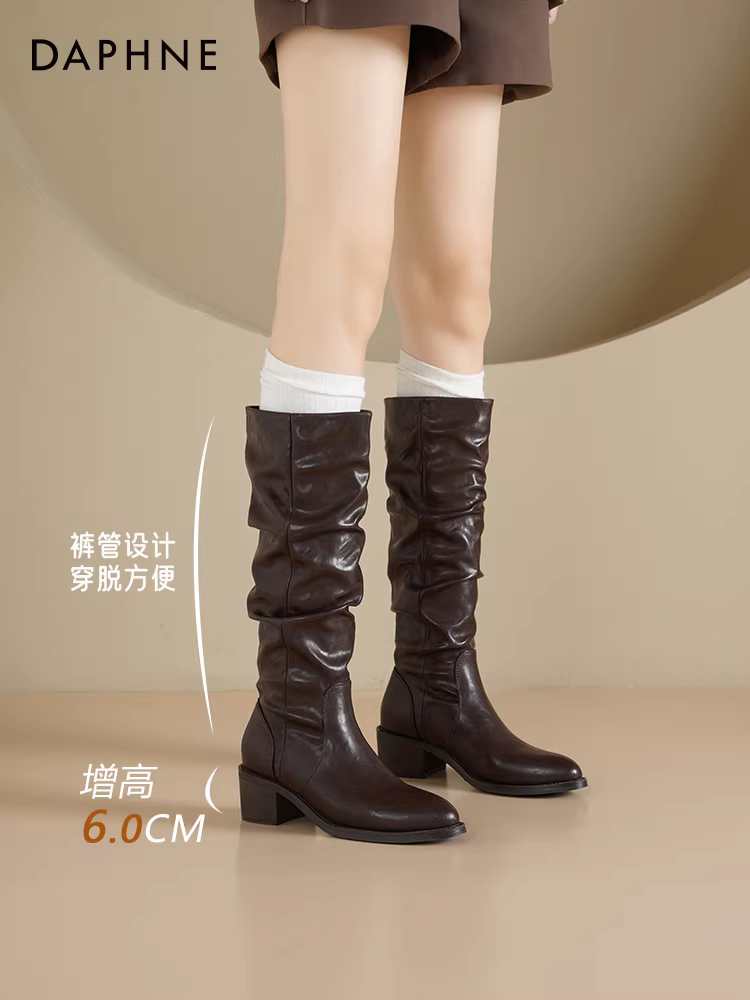 Giày bốt cao cổ mũi nhọn Daphne dành cho nữ, mẫu mới năm 2025, kiểu dáng phổ biến mùa thu đông, ôm dáng, xếp ly, kiểu dáng xếp tầng.