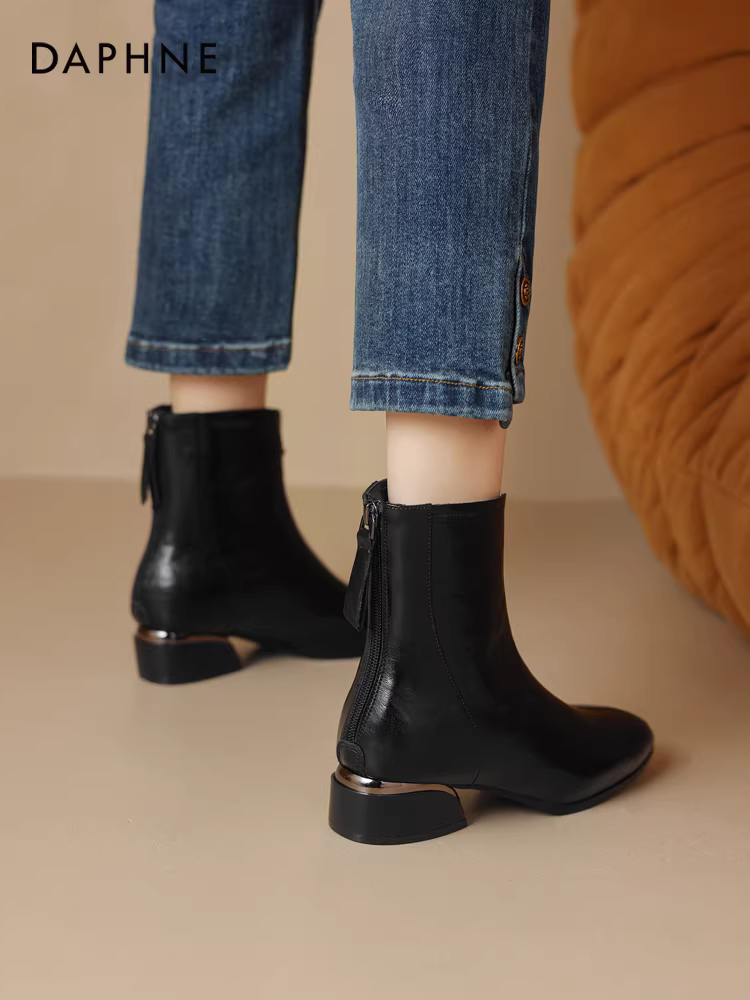 Giày bốt cổ ngắn gót thô Daphne dành cho nữ, kiểu mới thu đông 2025, lót lông cừu, gót thấp màu nâu, mũi nhọn, kiểu Martin.