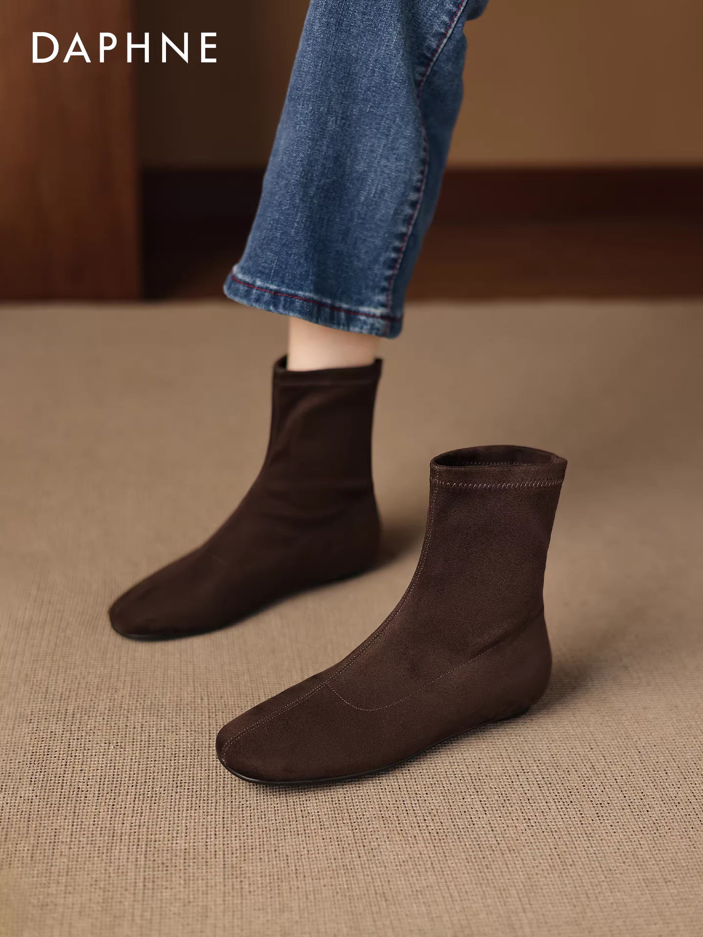 Giày bốt ngắn da lộn Daphne Brown Slim 2025 Giày bốt nữ mùa thu đông mới co giãn Giày bốt nữ Plus nhung tất