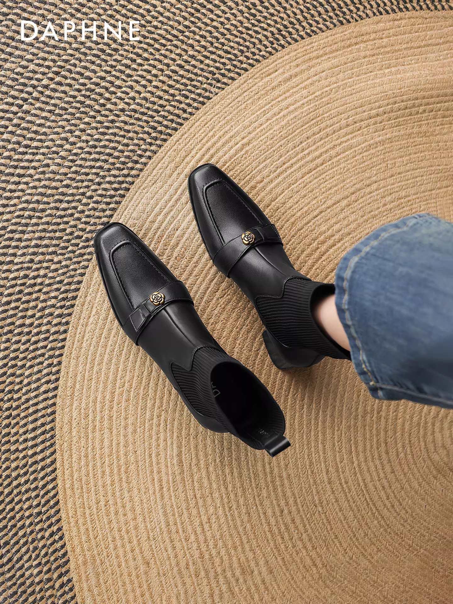 Giày bốt cổ ngắn Daphne kiểu retro dành cho nữ, mùa đông 2025, kiểu dáng mới, phong cách tiểu thư, họa tiết hoa trà, mũi nhọn, gót dày, kiểu Martin.