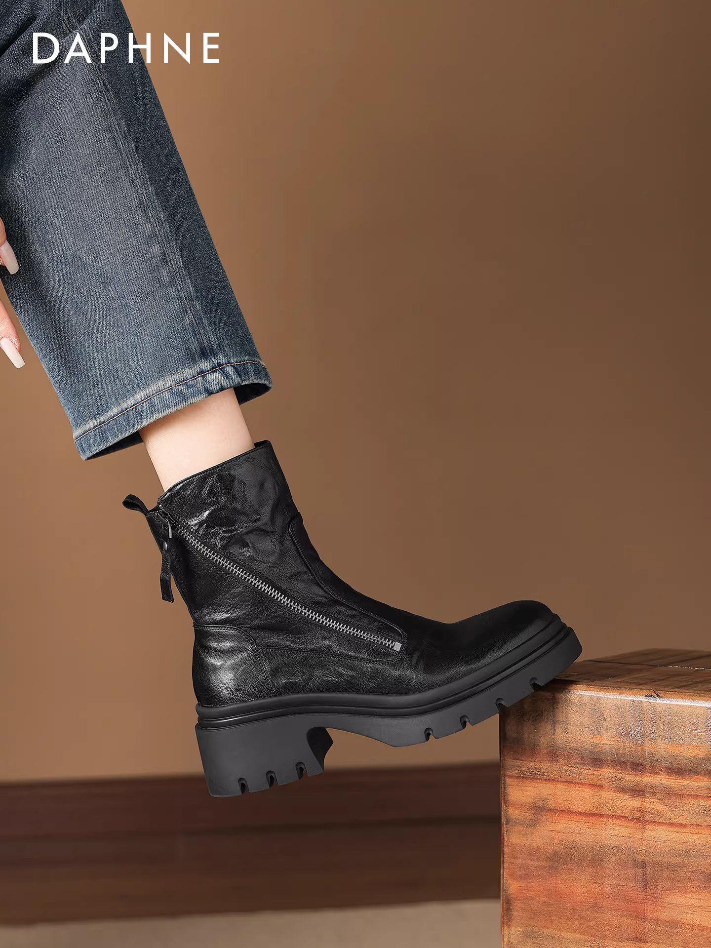 Giày bốt đế dày Daphne dành cho nữ, mẫu mới thu đông 2025, màu đen, kiểu Anh, kiểu Martin, tăng chiều cao, dáng thon gọn