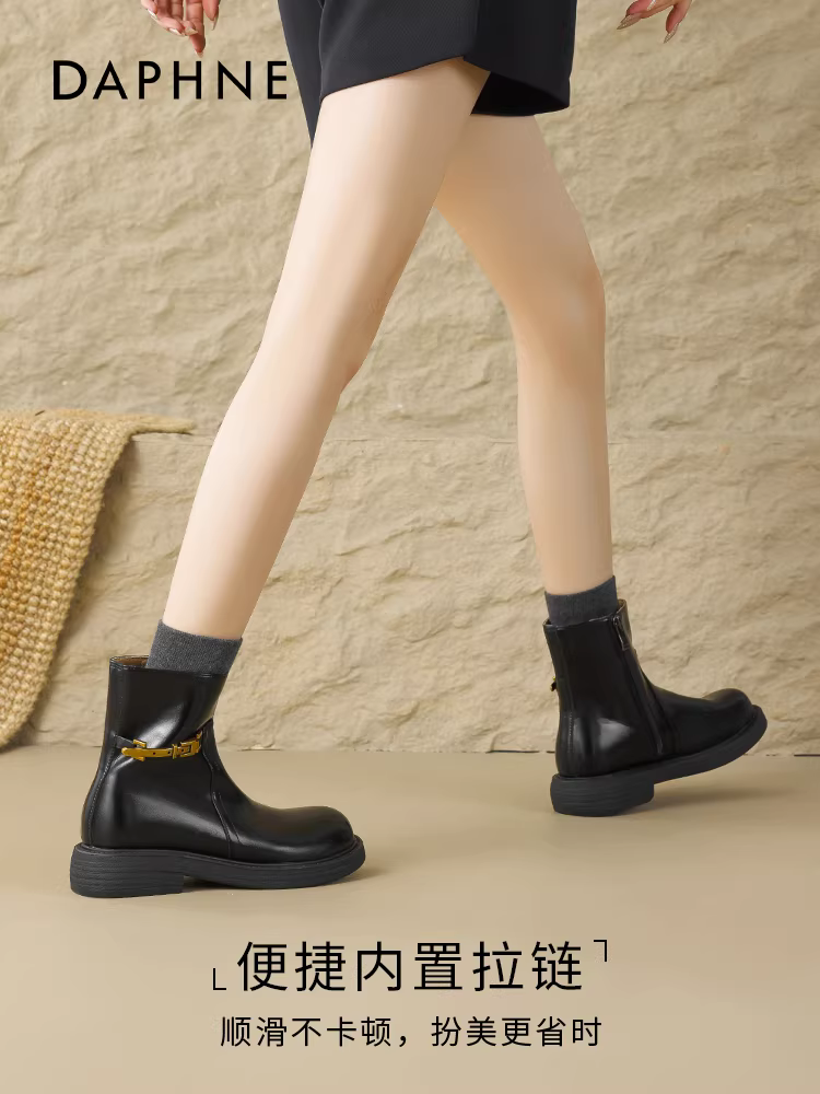 Giày bốt ngắn đen Daphne dành cho nữ, mẫu mới thu đông 2025, phong cách Anh, kiểu bốt Martin đi xe máy, gót dày, khóa vàng, kiểu dáng ôm sát.