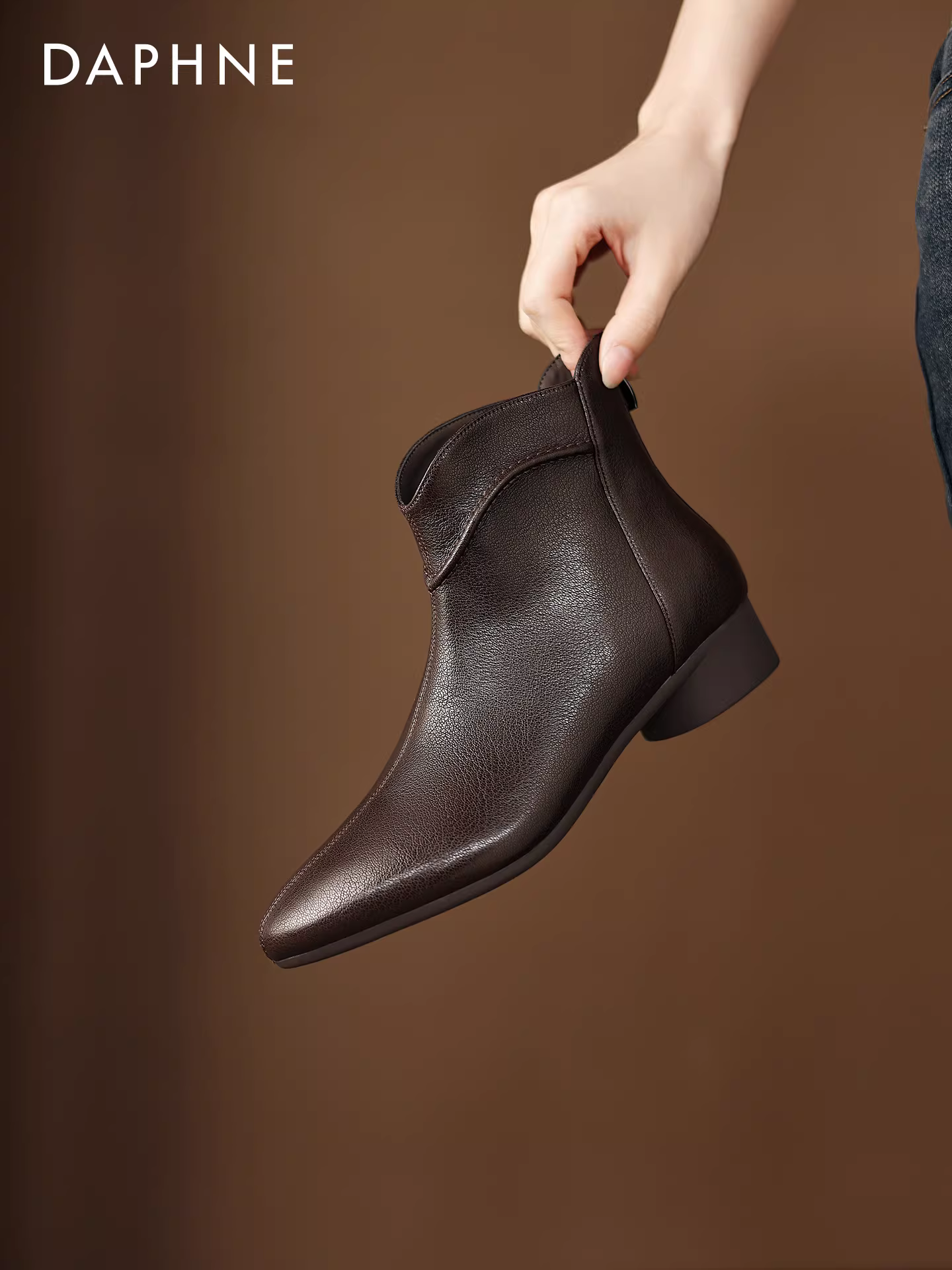 Giày bốt ngắn mũi nhọn Daphne 2025 mới mùa thu đông lót lông màu nâu kiểu dáng ôm sát dành cho nữ, kiểu Martin, chất liệu da