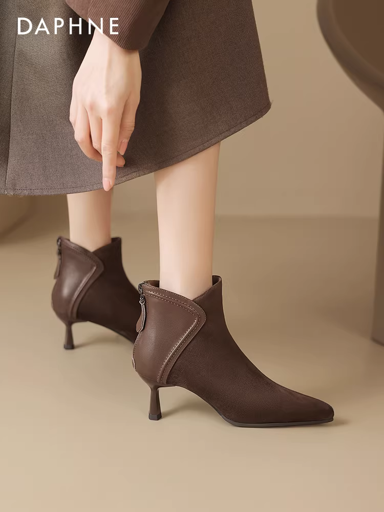 Giày bốt cao gót Daphne kiểu ngắn dành cho nữ, mẫu mới thu đông 2025, mũi nhọn, ôm chân, kiểu bốt cổ ngắn, bốt Martin nữ