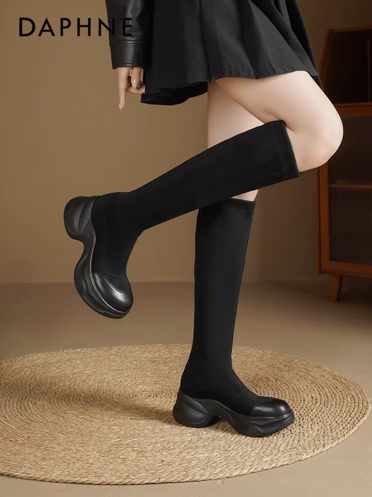 Giày bốt cao cổ đế dày Daphne dành cho nữ 2025, mẫu mới thu đông, đa năng, ôm chân, chất liệu thun, màu đen.
